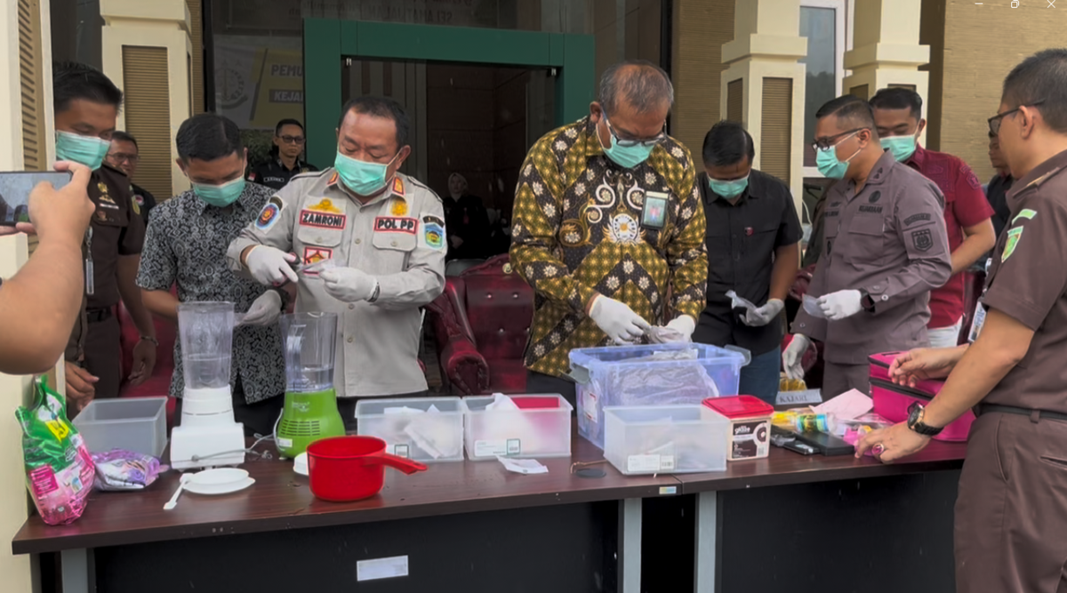 Kejari Sungai Penuh Musnahkan Barang Bukti 19 Perkara Tindak Pidana