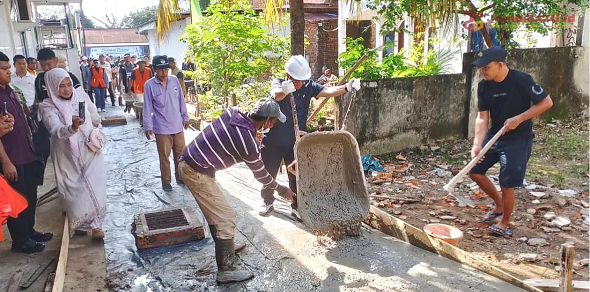 Gotong Royong Bersama Warga, Wali Kota Maulana Serahkan Kebermanfaatan Program Kampung Bahagia