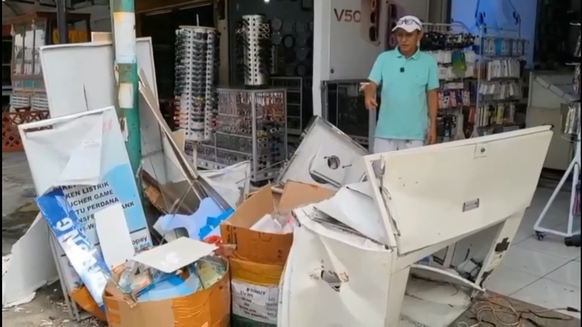 Mini Bus Sempat Senggol Mobil Sebelum Tabrak Konter Hp