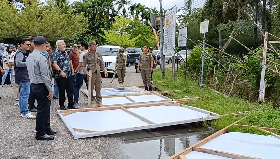 KPU Sarolangun Bersama Tim Gabungan, Lepas Apk Para Paslon Bupati Dan Wakil Bupati 