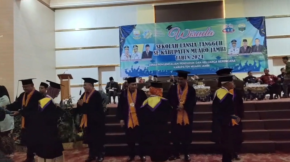 Pj Bupati  Rd.Najmi  Hadiri Prosesi  Wisuda Kbar  Sekolah Lansia 