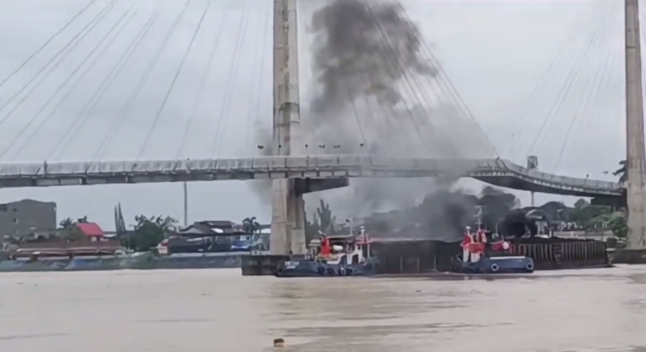 Viral Kapal Tongkang Bermuatan Batu Bara Tabrak Jembatan Gentala Arasy