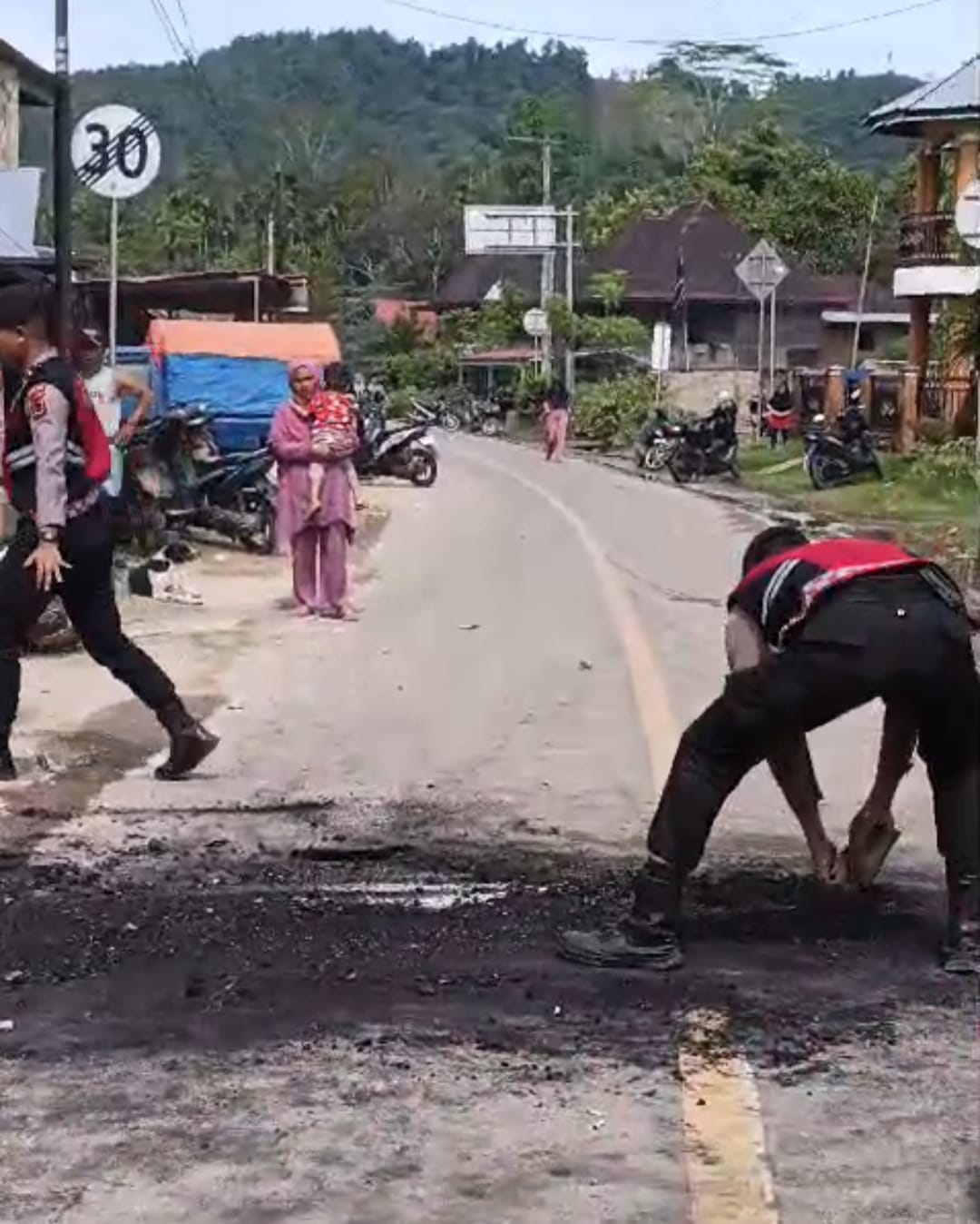 Sempat Di Blokir Warga, Jalan Nasional di Tarutung Akhirnya Dibuka