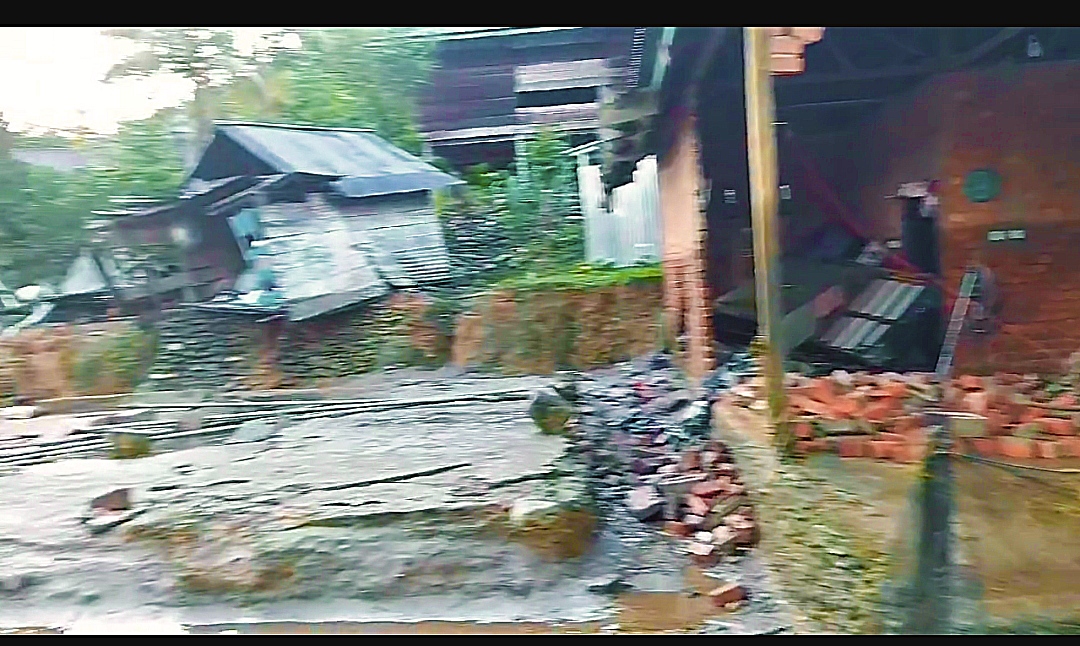 Ganasnya Banjir Bandang Di Batang Asai, 2 unit Rumah Hancur jembatan Gantung Putus 