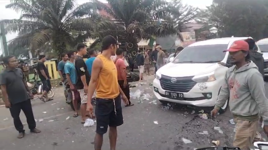 Setelah Lebih 12 Jam, Warga Akhirnya Buka Pemblokiran Jalan Sarolangun – Jambi Di Mandiangin