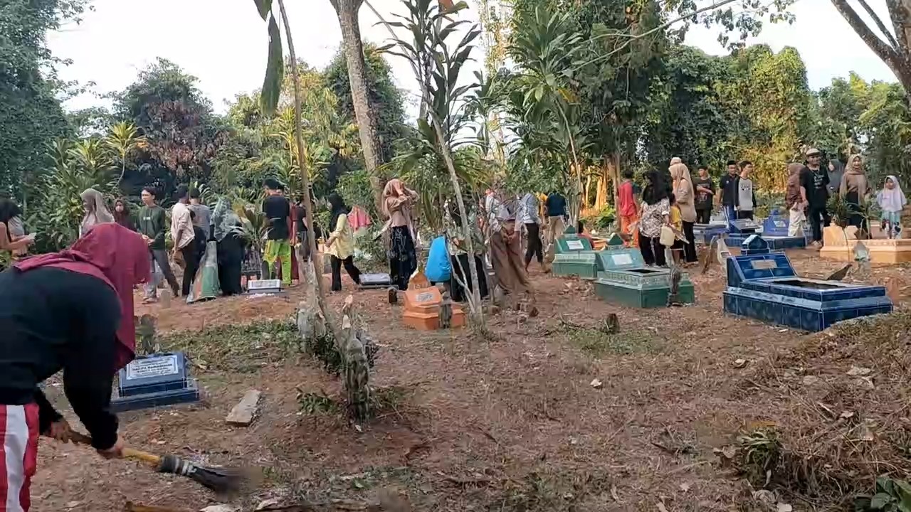 Tradisi Nyekar Jelang Ramadhan di Batanghari, Warga Ramai-Ramai Bersihkan Kawasan Pemakaman