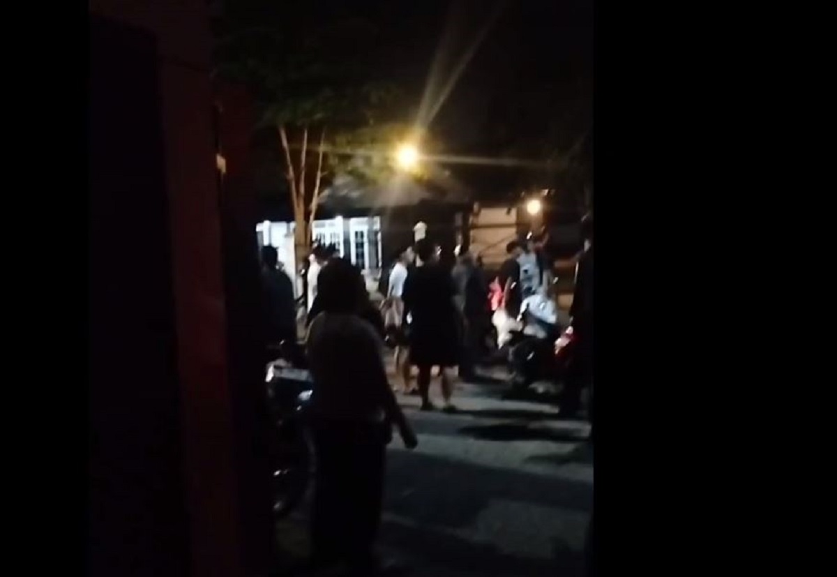 Dugaan Kasus Pencabulan, Warga Kelurahan Selamat Kepung Terduga Pelaku 