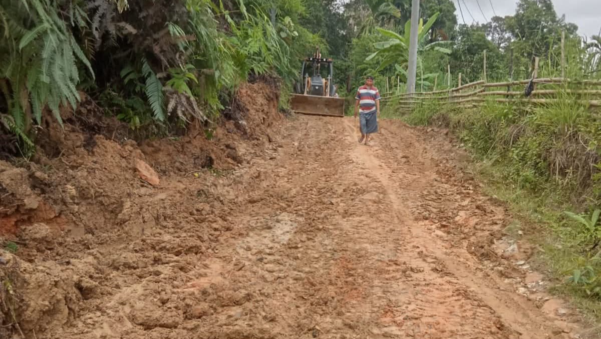 Gerak Cepat Tangani Longsor, Bupati Hurmin Kerahkan Alat Berat ke Batang Asai