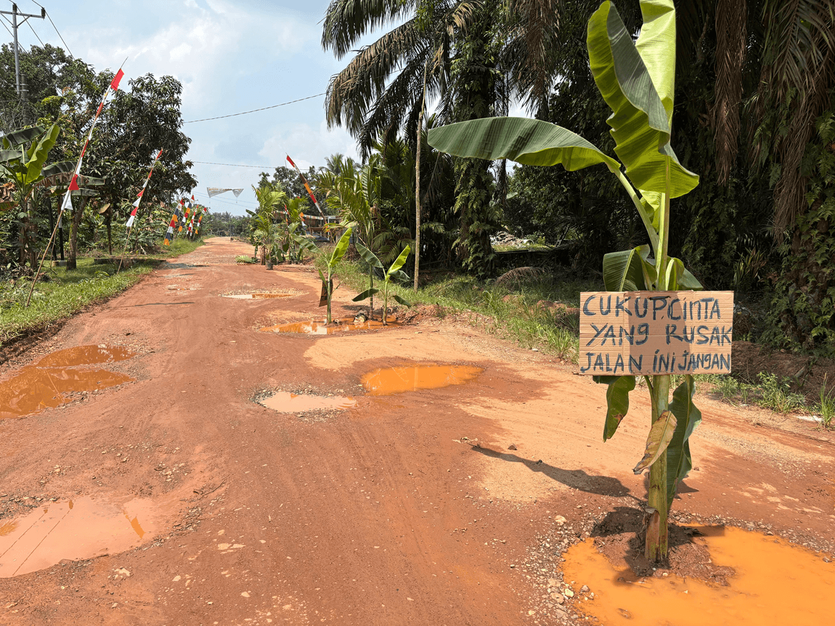 Kesal Menahun, Warga Talang Belido ‘Sulap’ Jalan Rusak Jadi Kebun Pisang
