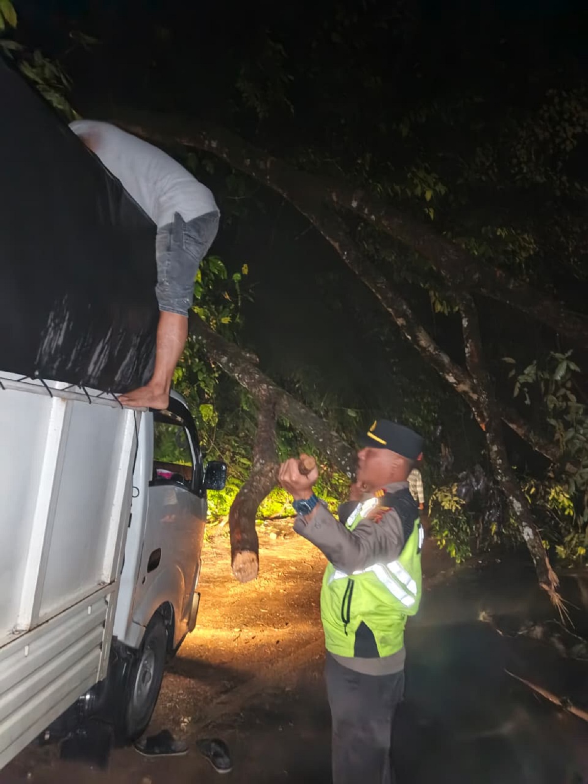 Longsor dan Pohon Tumbang di Jalur Sungai Penuh–Tapan, Akses Truk Masih Terhambat
