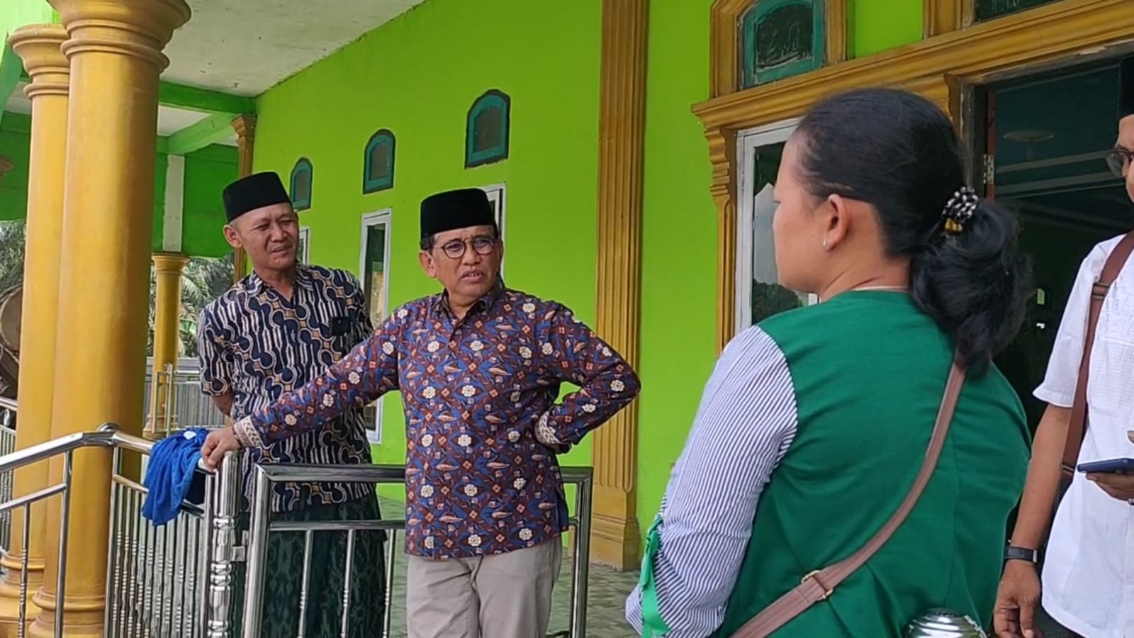 Dicegat Guru Honorer Usai Jum'atan, Bakri : Saya Yang Berjuang, Ibu Yang Berdoa