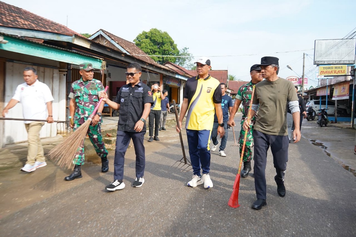 Wabup Muaro Jambi Pimpin Aksi Bersih Pasar Sengeti dan DAS Batang Hari