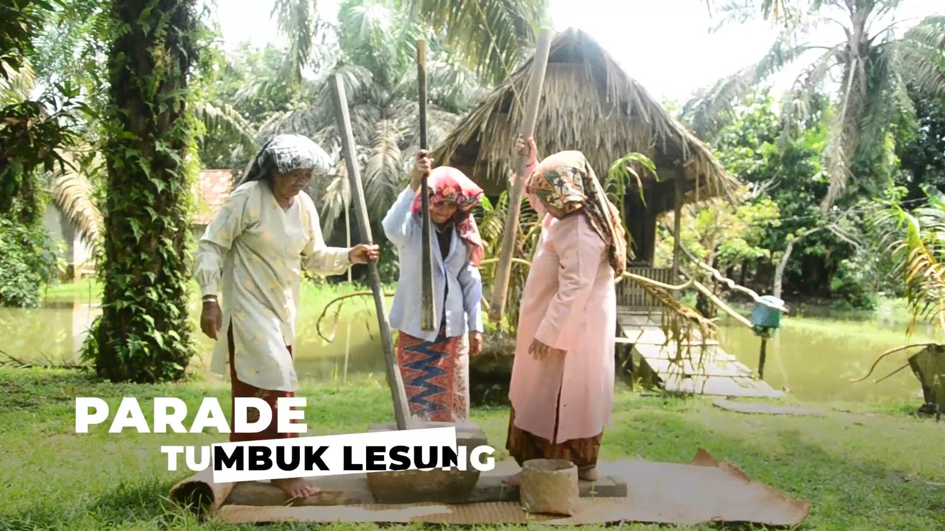 Festival Batanghari dari Parade Tumbuk Lesung Sampai Parade Songket