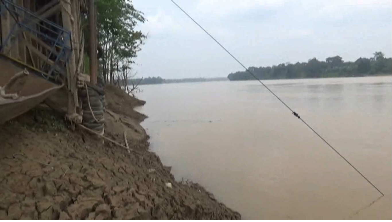 Dampak Kemarau, Debit Air Sungai di Batanghari Menyusut Signifikan