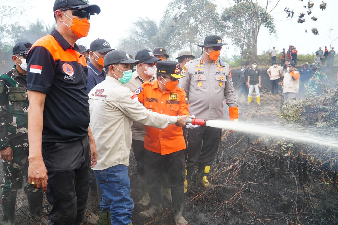 Gubernur Al Haris Turun Langsung Tangani Karhutla di Air Hitam Sarolangun