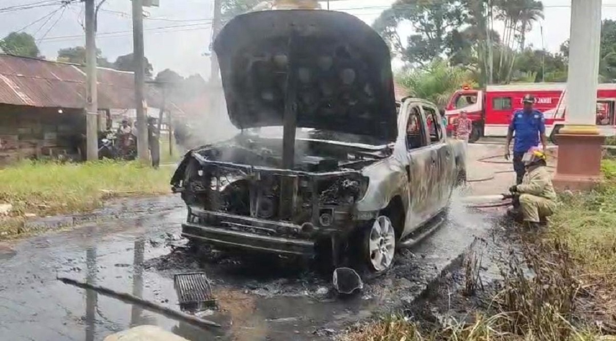 Mobil Ford Ranger Terbakar di Muaro Jambi, Diduga Akibat Korsleting Listrik