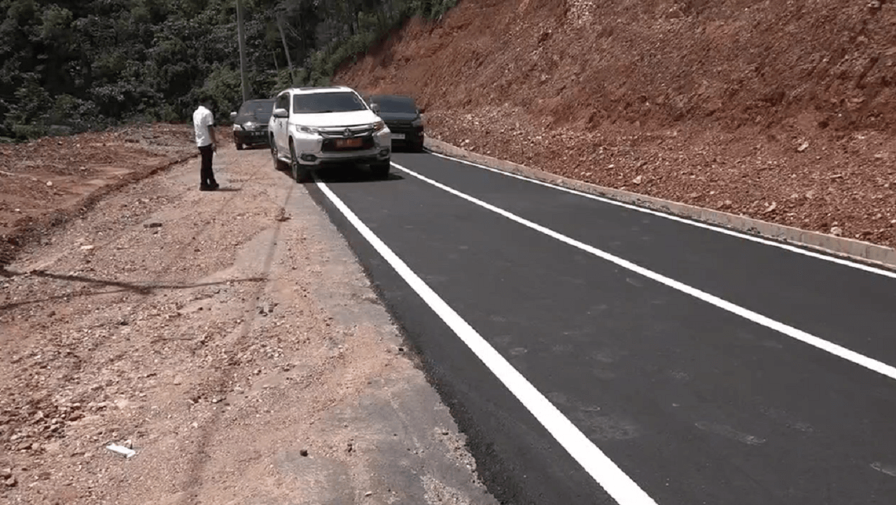 Mantap! Jalan Batang Asai Mulus, Warga Gelar Acara Syukuran dan Ucapkan Terimakasih Kepada Gubernur Al Haris