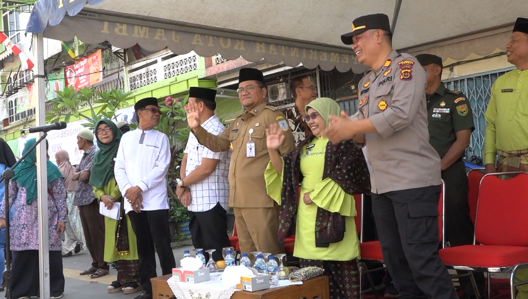 Ribuan Masyarakat Antusias Ikuti Pawai Taaruf MTQ Tingkat Kecamatan Pasar yang Pertama