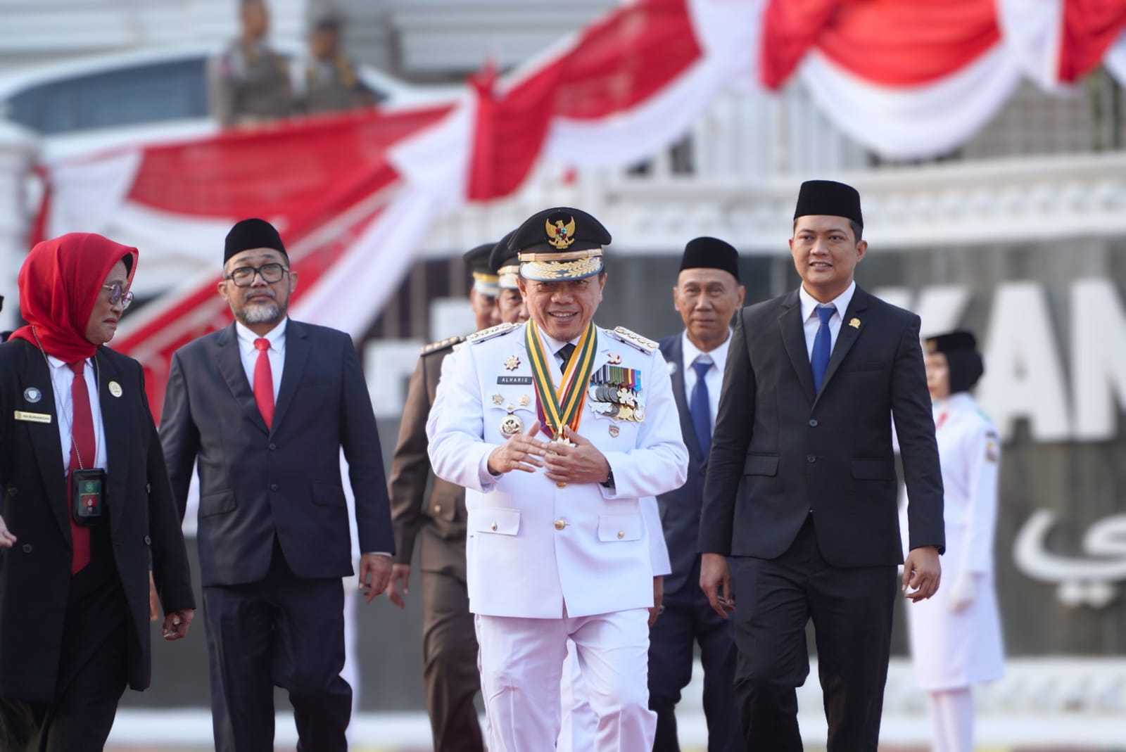 Gubernur Al Haris dan Forkopimda Hadiri Upacara Penurunan Bendera dengan Khidmat
