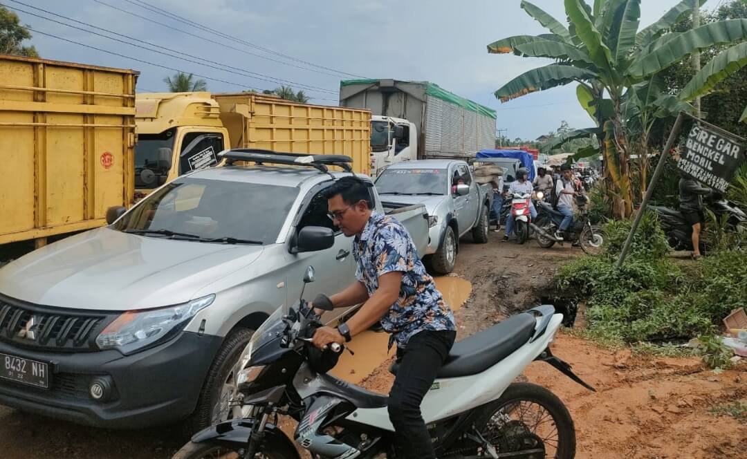 Makin Parah, Arus Lalu Lintas di Batanghari Macet Total