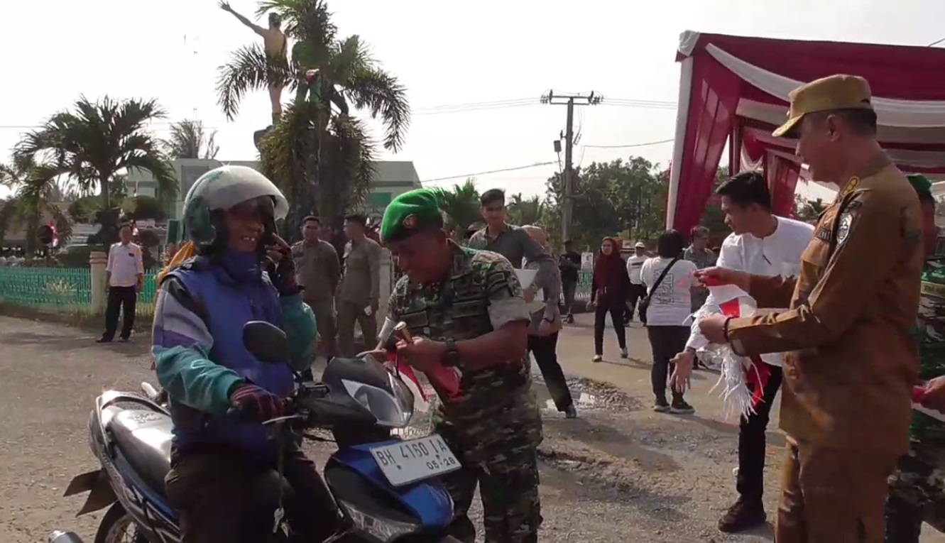 Jelang HUT Ke-78 RI, Ribuan Bendera Merah Putih Dibagikan Kepada Pengendara dan Masyarakat