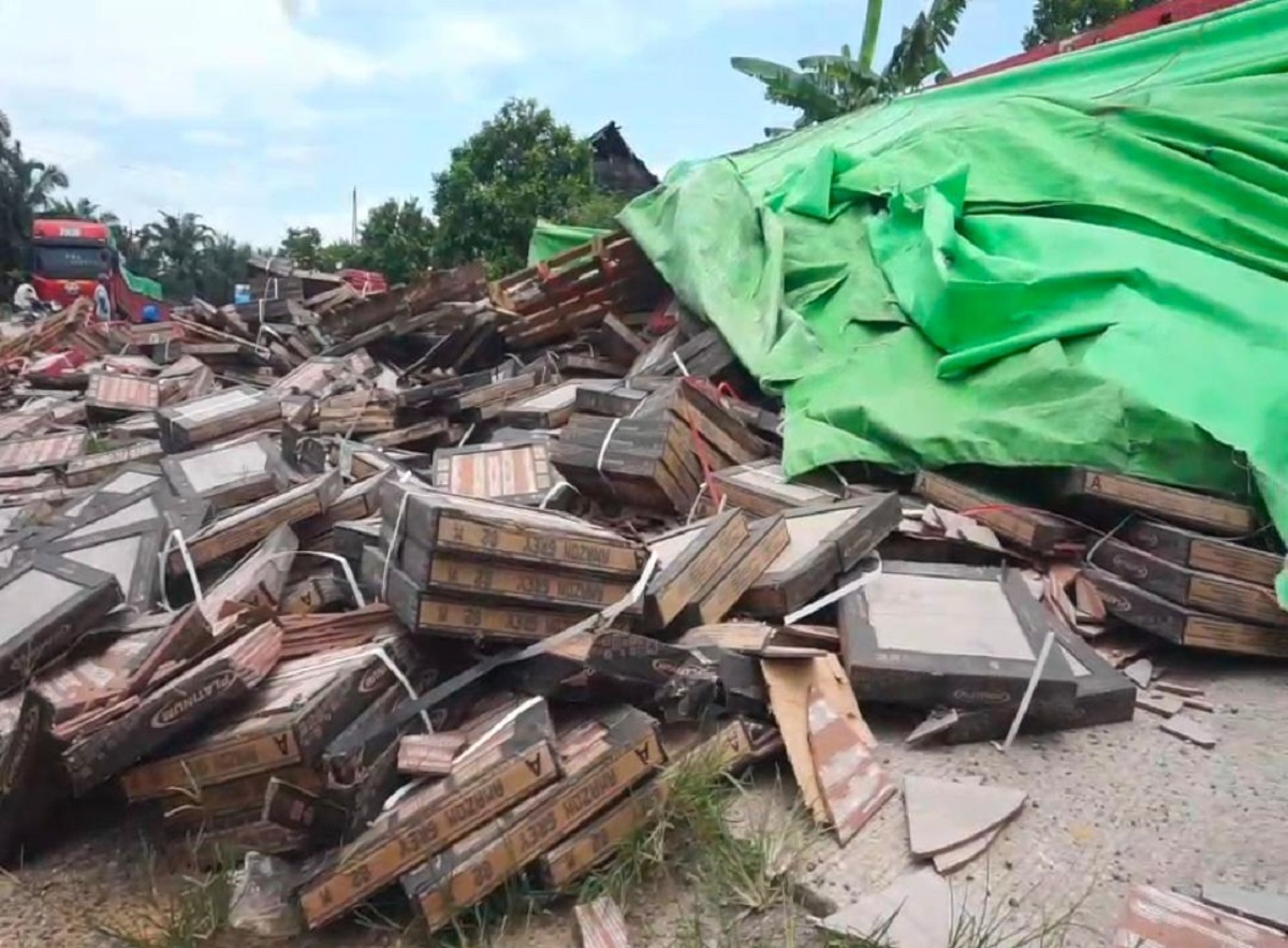 Truk Trailer Bermuatan Keramik Terguling di Lintas Timur, Arus Lalu Lintas Sempat Tersendat
