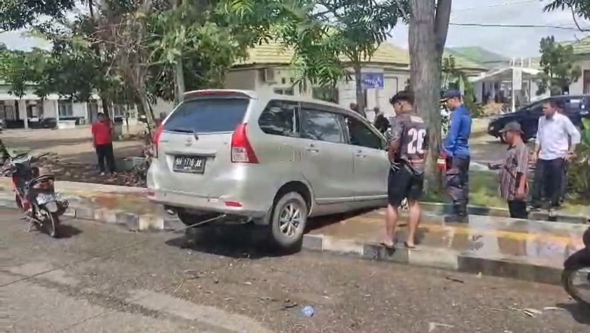 Satu Mobil di Muaro Jambi Hilang Kendali dan Terperosok, Damkar Sigap Lakukan Evakuasi