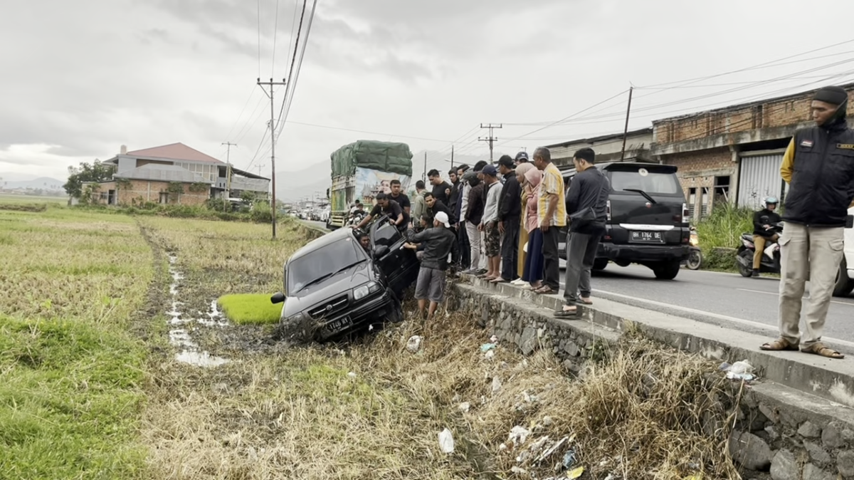 Warga Evakuasi Sopir Pingsan Setelah Mobil Terperosok ke Sawah