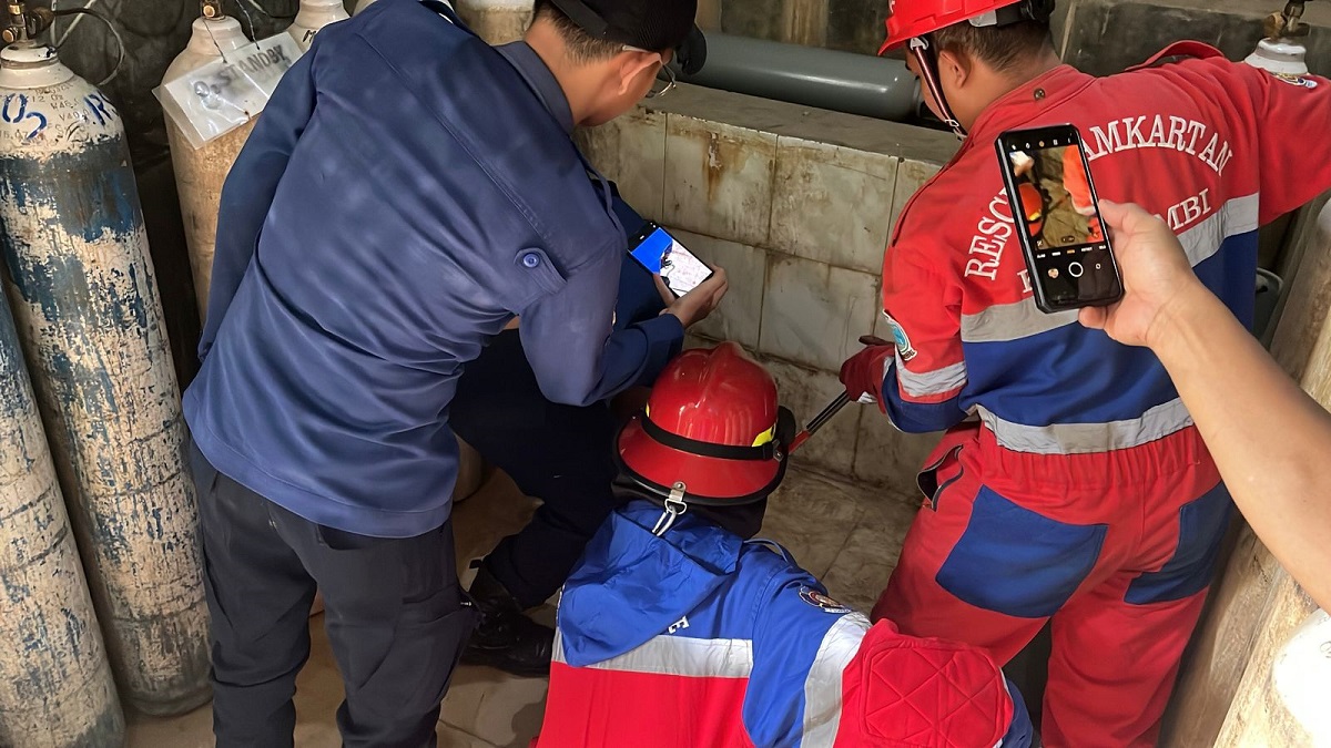 Ular Sanca Masuk Ruang Oksigen RS Kambang, Petugas Damkar Lakukan Evakuasi