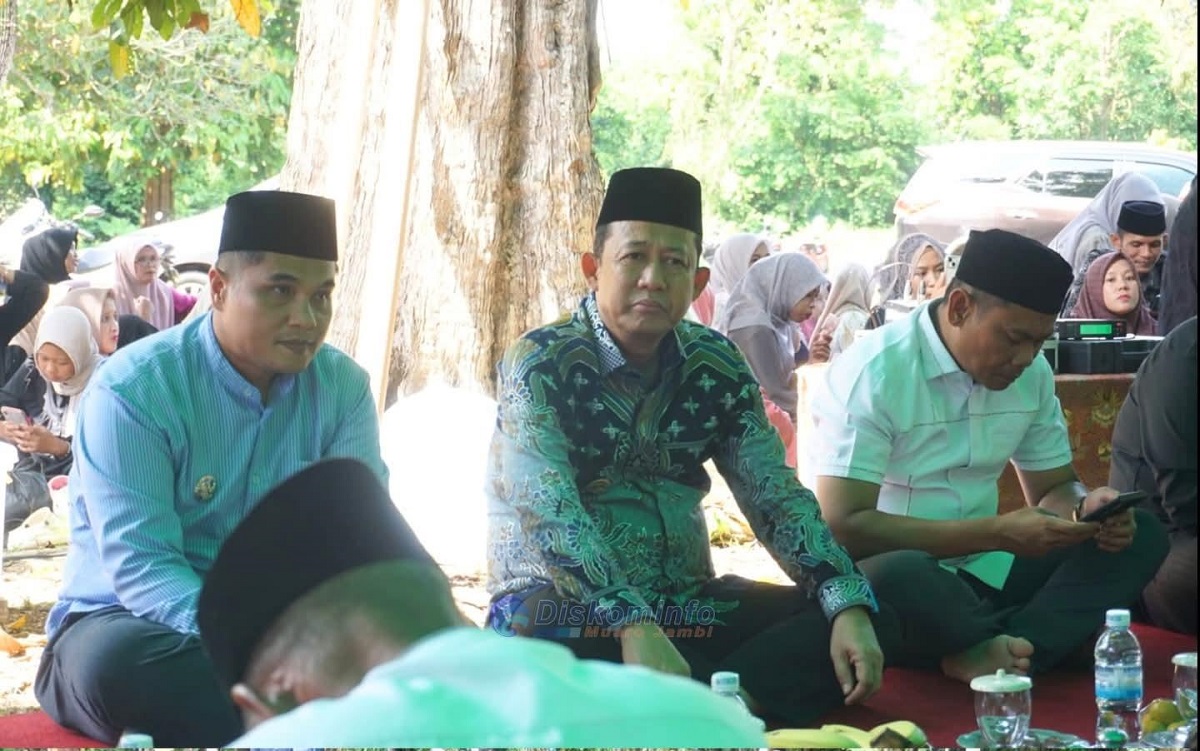 Tradisi Turun ke Sawah Dibuka Bupati, Warga Muaro Jambi Padati Keramat Panjang