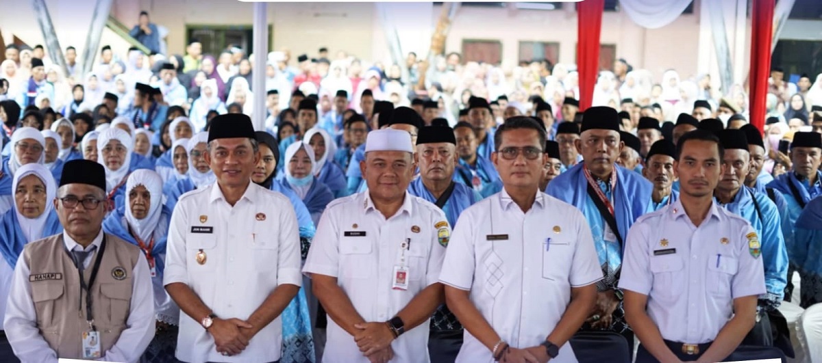 Wabup Muaro Jambi Resmi Lepas 155 Calon Jemaah Haji: “Jaga Kesehatan dan Kekompakan”