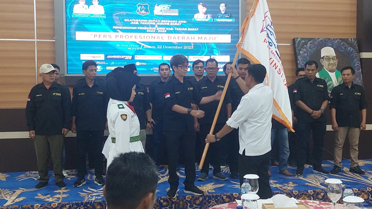 Mukhtadi Lantik 18 Pengurus SMSI Tanjab Barat, Bupati Anwar Sadat Berharap SMSI Menjadi Pencerah