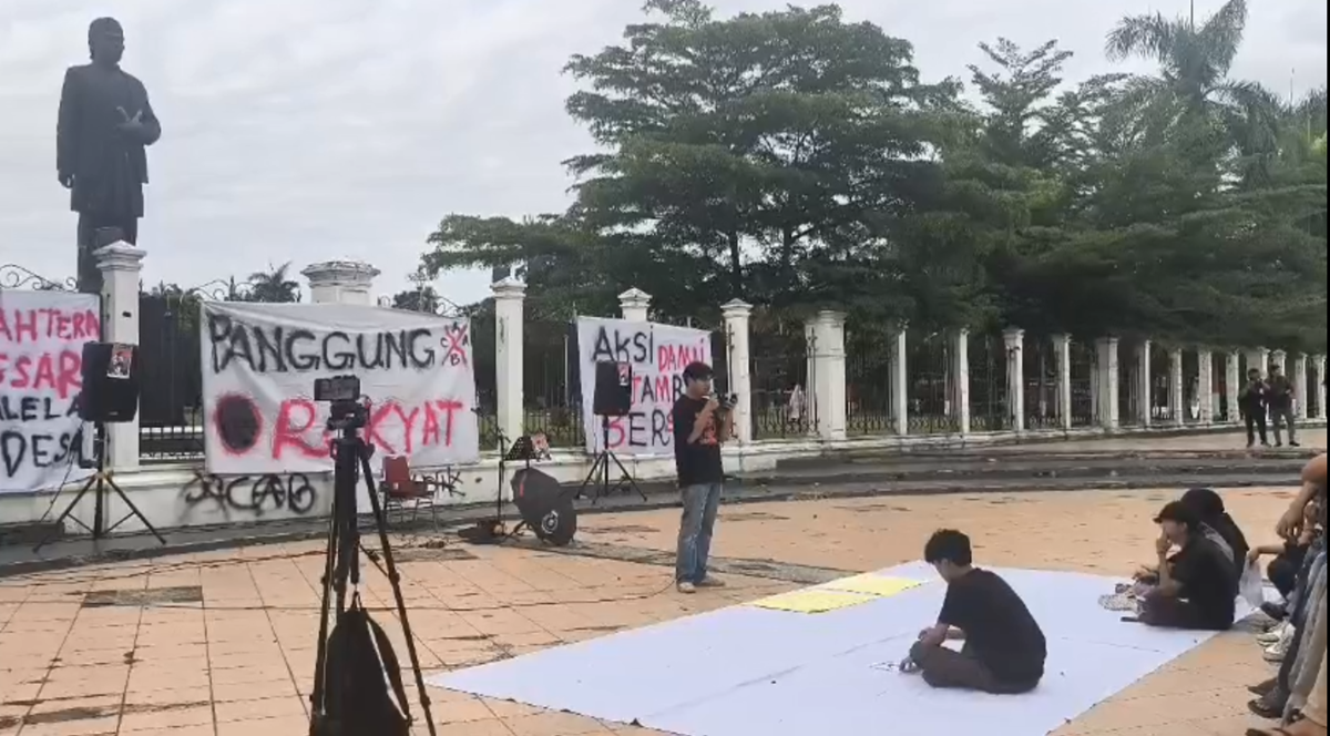 Suara Rakyat Menggema, Warga Jambi Gelar Aksi Damai di Depan Kantor Gubernur