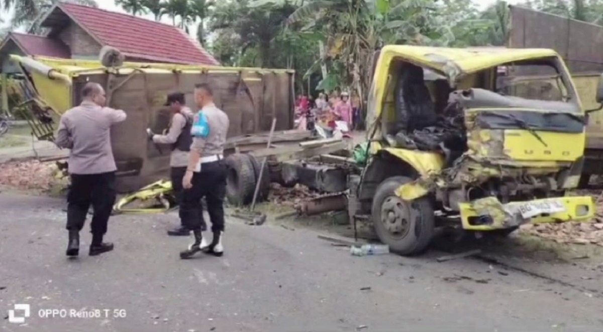 Truk Batubara Tabrak Tronton di Jalan Lintas Bajubang-Tempino, Sopir Truk Nyaris Terjepit