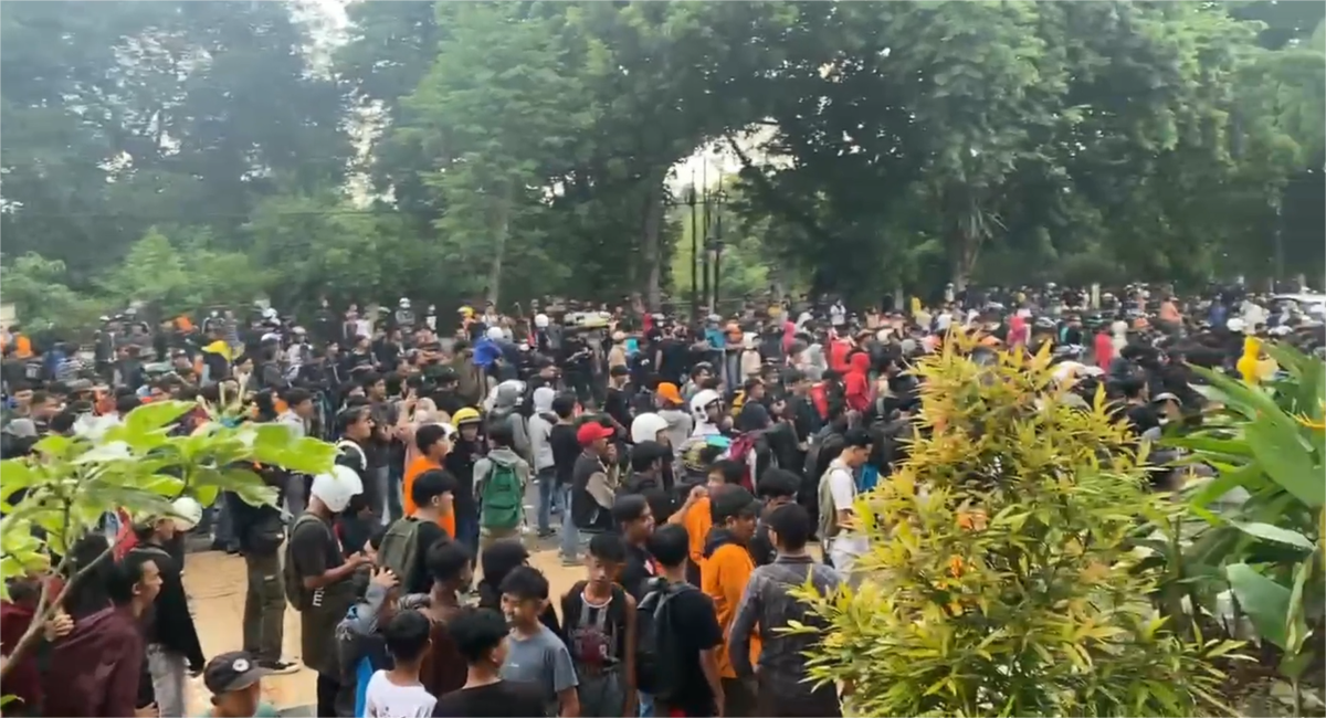 Meski Diguyur Hujan, Mahasiswa Tetap Bertahan Suarakan Aspirasi di DPRD Jambi