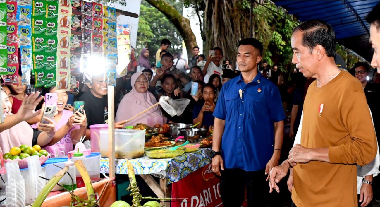 Kunker Presiden Jokowi di Muara Bungo Disambut Kehebohan Masyarakat, Presiden Berburu Takjil di Taman Semagor