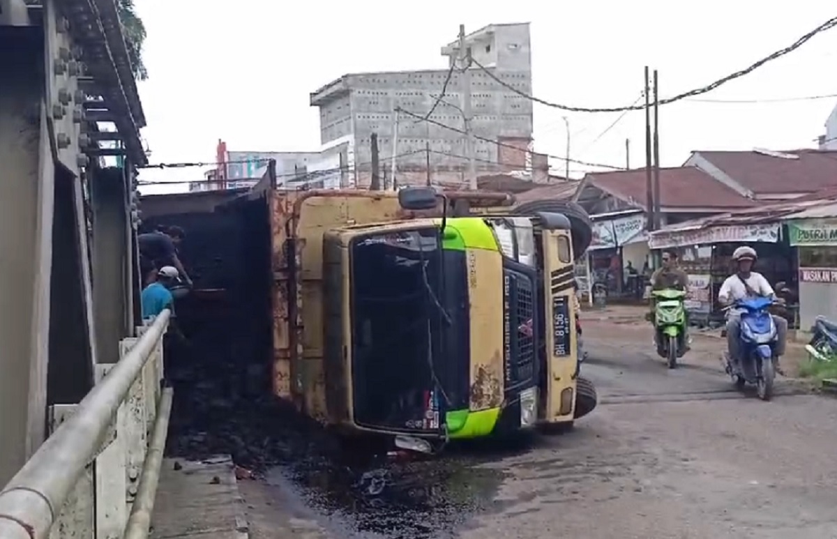 Truk Muatan Batubara Terguling di Muara Bulian, Arus Lalu Lintas Terganggu