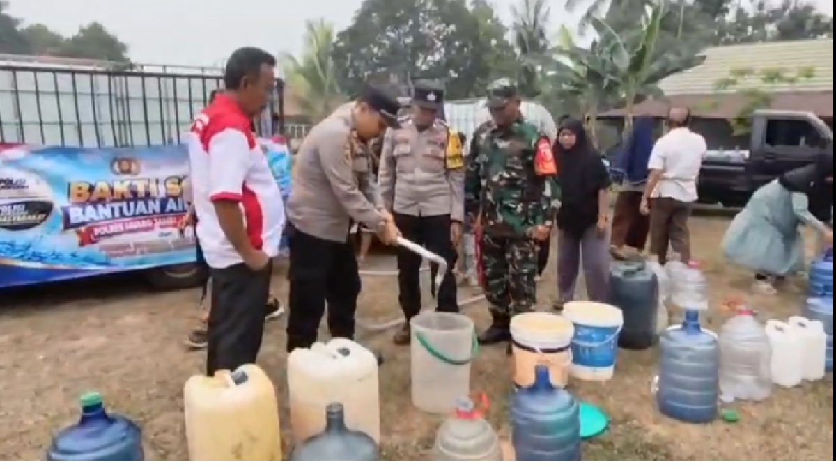 Krisis Air Bersih Melanda Jaluko, Polisi Salurkan 10 Ribu Liter Air