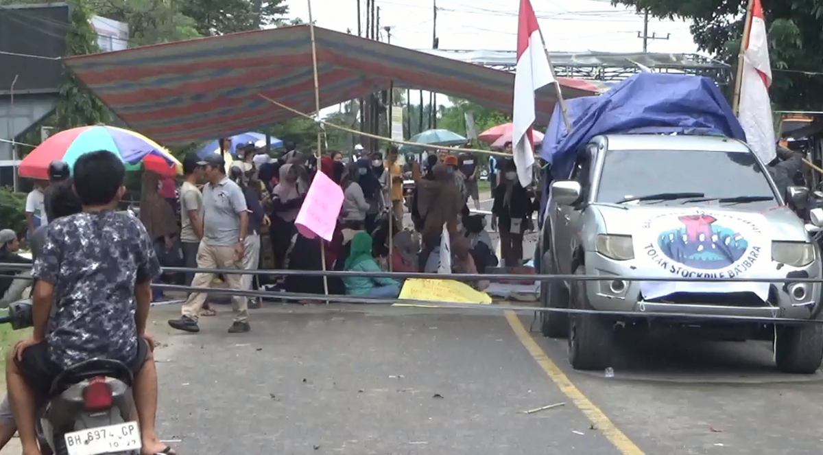 Demo Tolak Stockpile Batu Bara Warga Pasang Tenda di Tengah Jalan