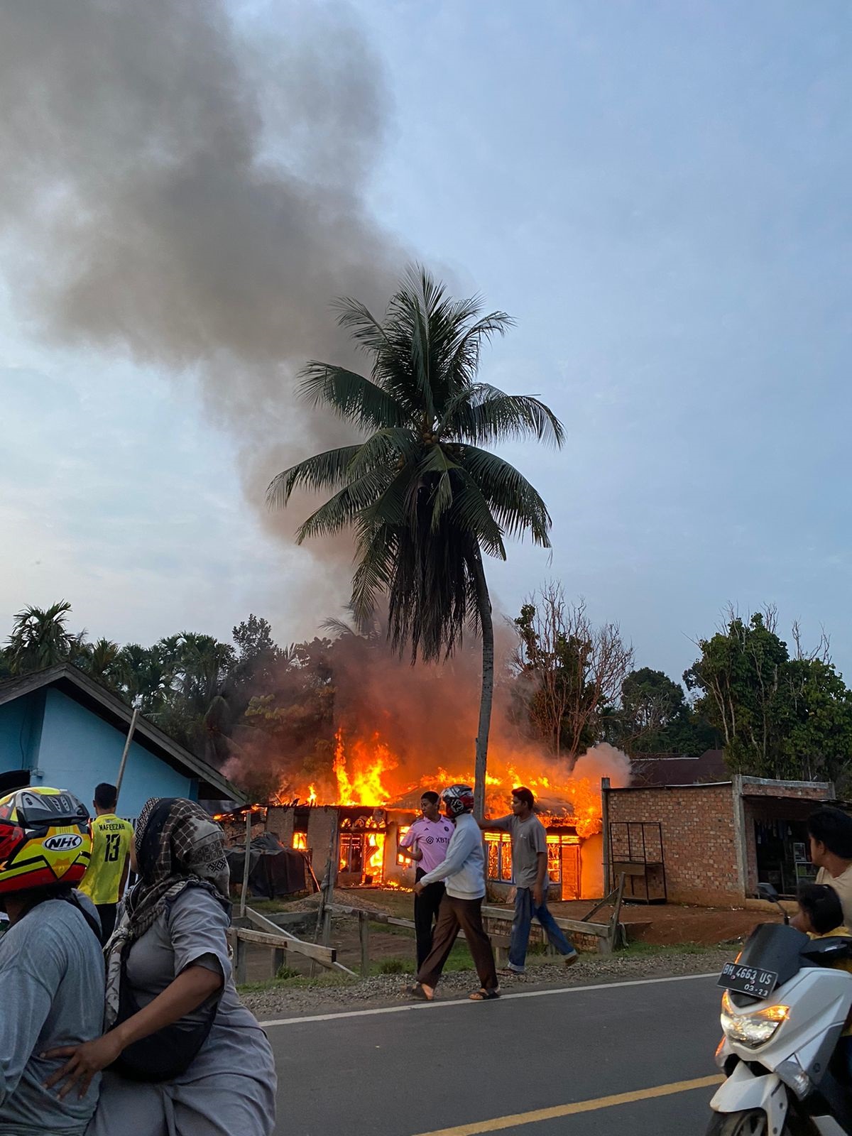 Satu Unit Rumah di Pinggir Jalan Lintas Tebo Terbakar