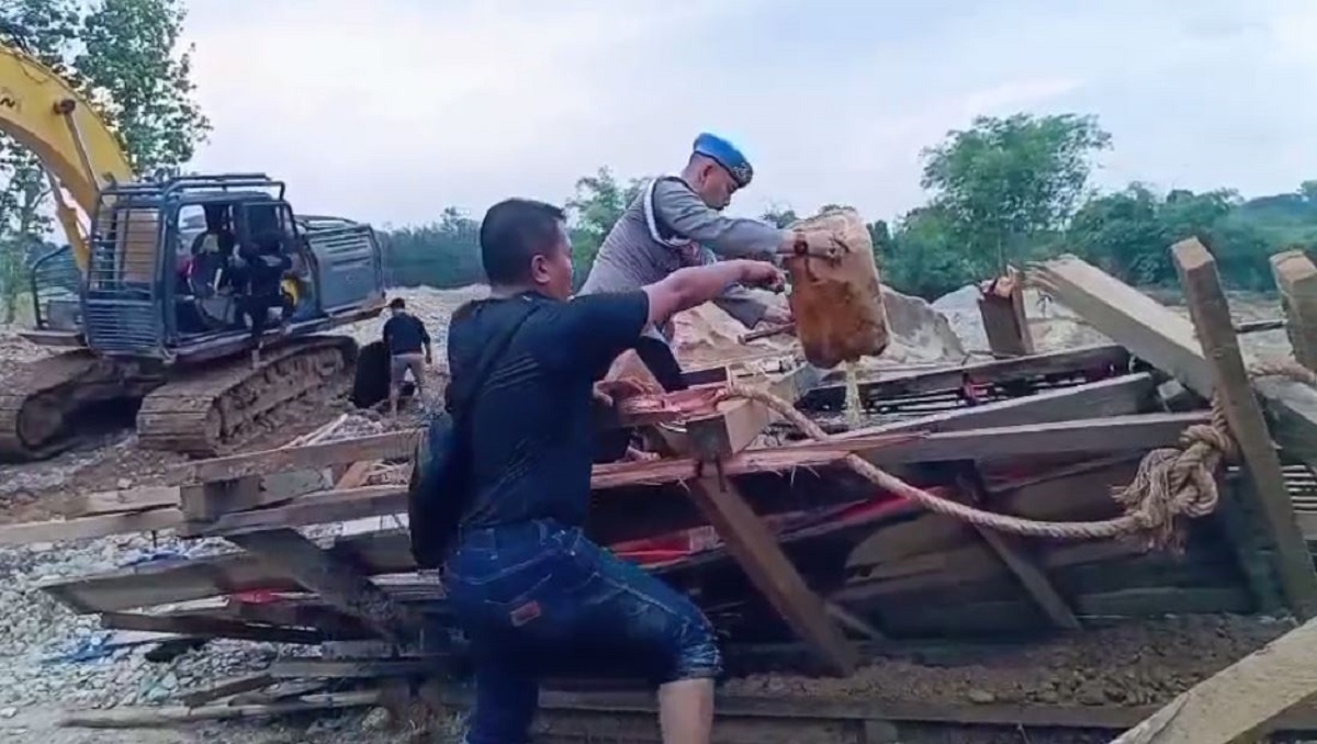 Berantas Peti, Petugas Bakar Perangkat Tambang Ilegal Alat Berat Peti Rantau Pandan