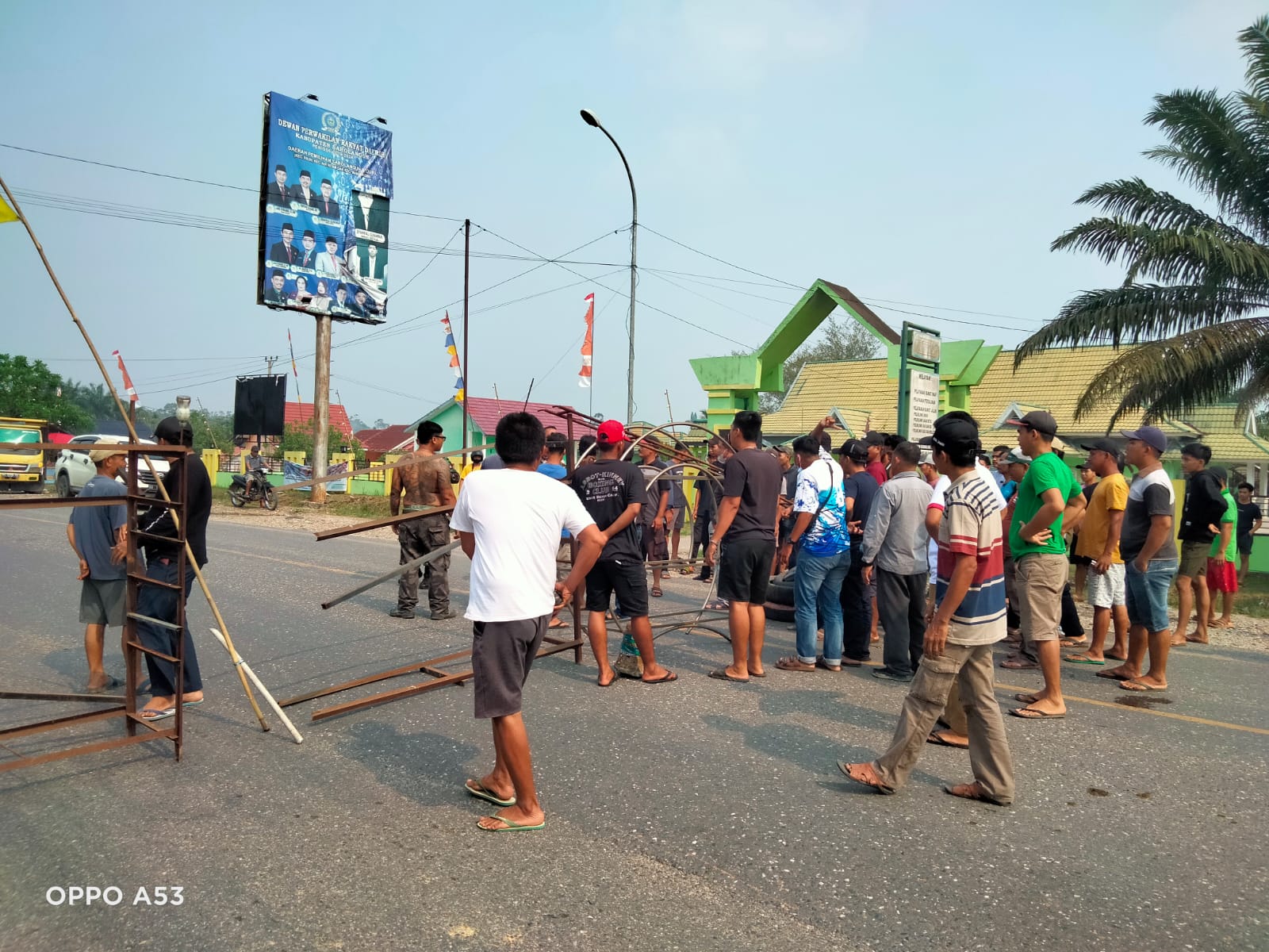 Buntut pembacokan siswa, Warga mandiangin blokir jalan sarolangun – jambi