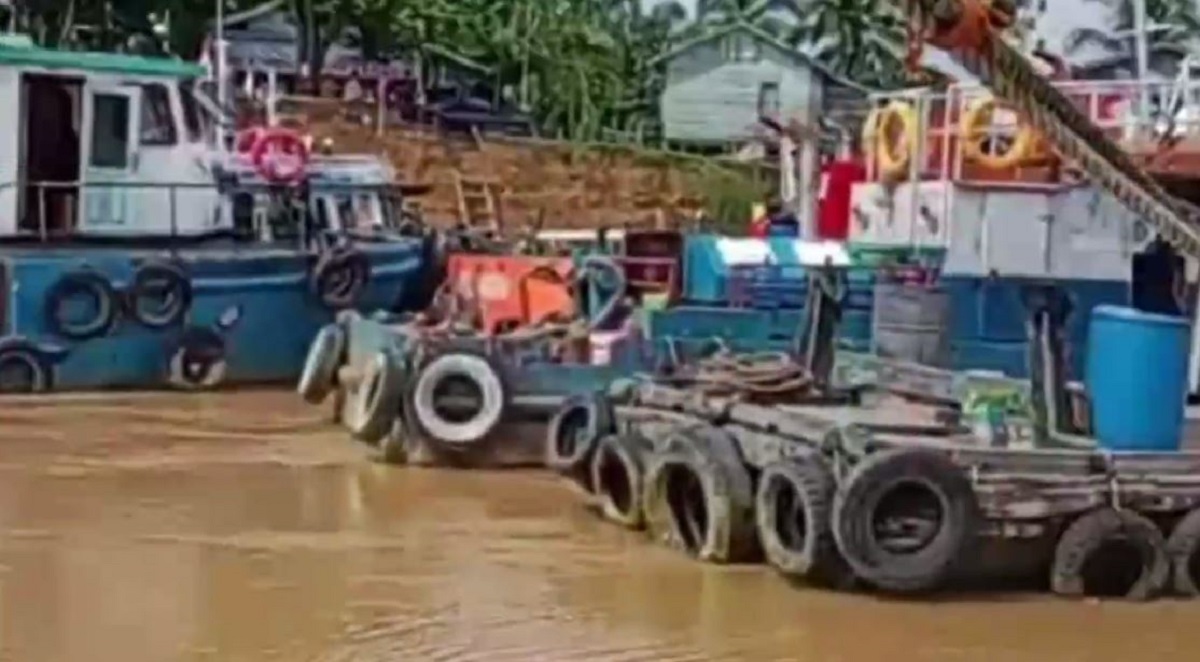 Warga Desa Suka Ramai Muara Tembesi Tahan 2 Kapal Tongkang Yang Melintas di Sungai Batanghari