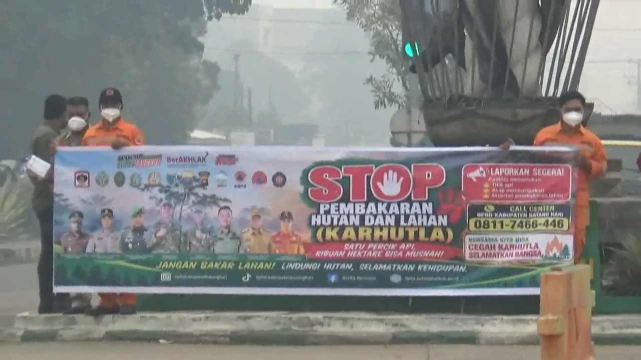 Pemerintah Bagikan Ribuan Masker Ke Pengendara