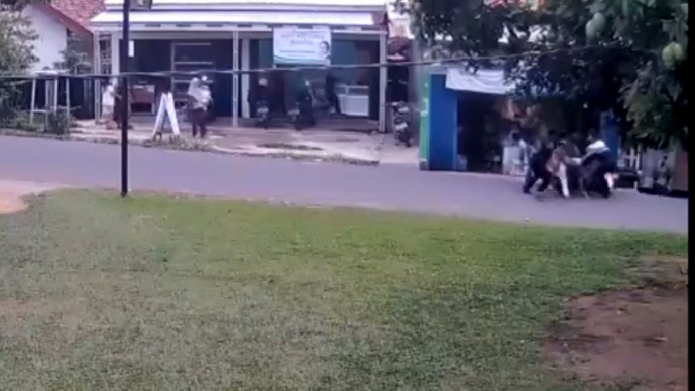 Viral Video Pemuda Berkelahi Di Jalanan Kawasan Kota Jamb