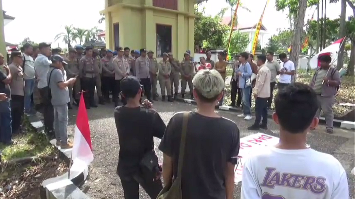 Aksi Unjuk Rasa Mahasiswa Dan Pemuda Tebo Di Depan Kantor DPRD