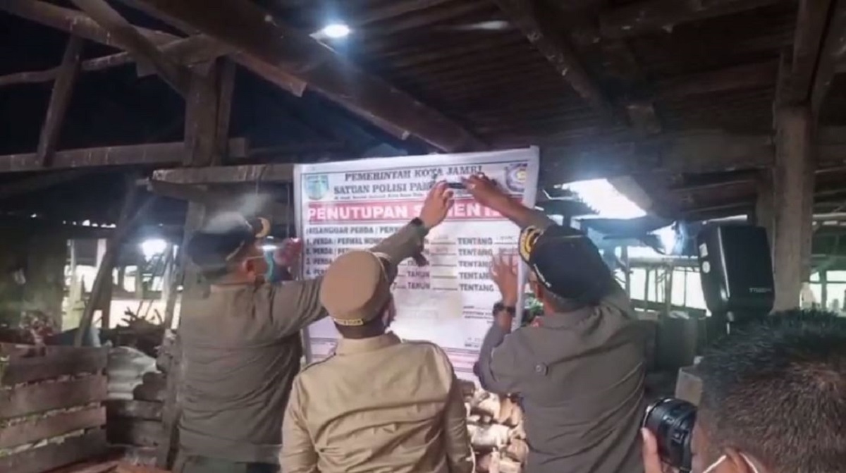 Walikota Maulana Segel Peternakan Babi Di Kelurahan Sijenjang
