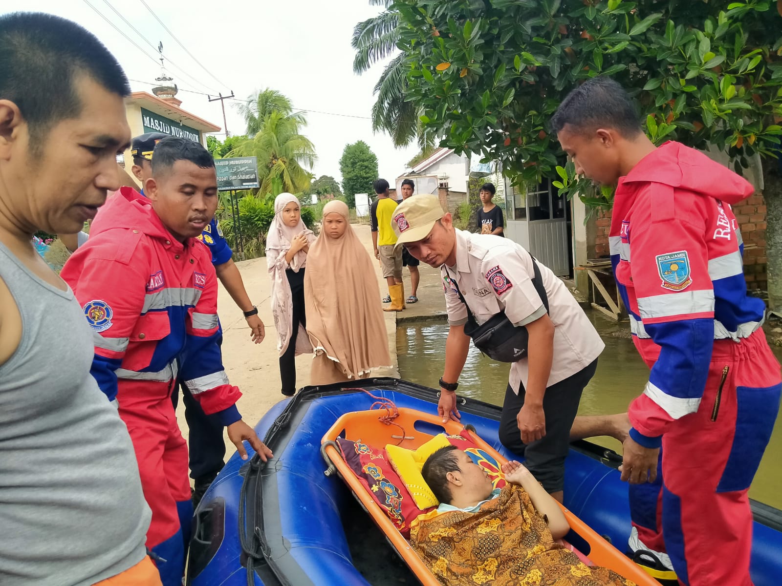 Damkartan Evakuasi Anita Yang Sakit Ditengah Banjir