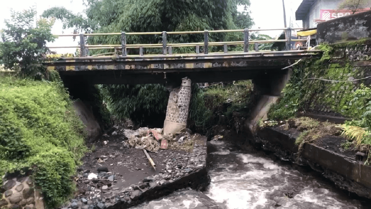 Jembatan Sako Duo Amblas, Akses Warga di 3 Kecamatan di Kerinci Lumpuh Total