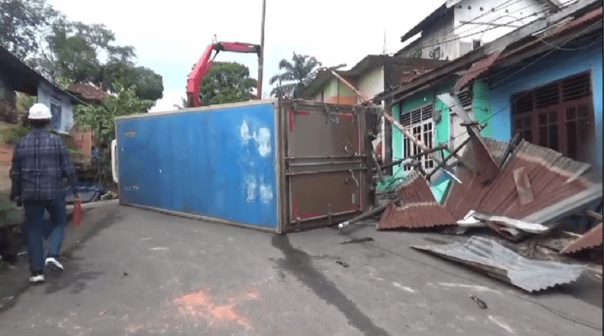 Tak Kuat Menanjak, Mobil Box Pengangkut Sayur Terbalik